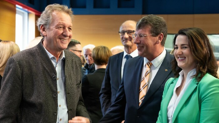 AK Präsident Erwin Zangerl nach der Verkündung des vorläufigen Wahlergebnisses mit LH Toni Mattle, LAbg. Jakob Wolf und LR Astrid Mair. 