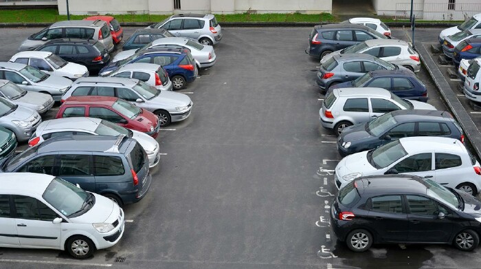 Autos auf einem Parkplatz