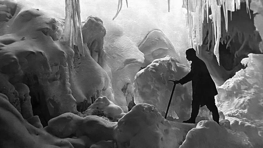 K.u.k Soldat in einer Eishöhle im Marmolatagebiet