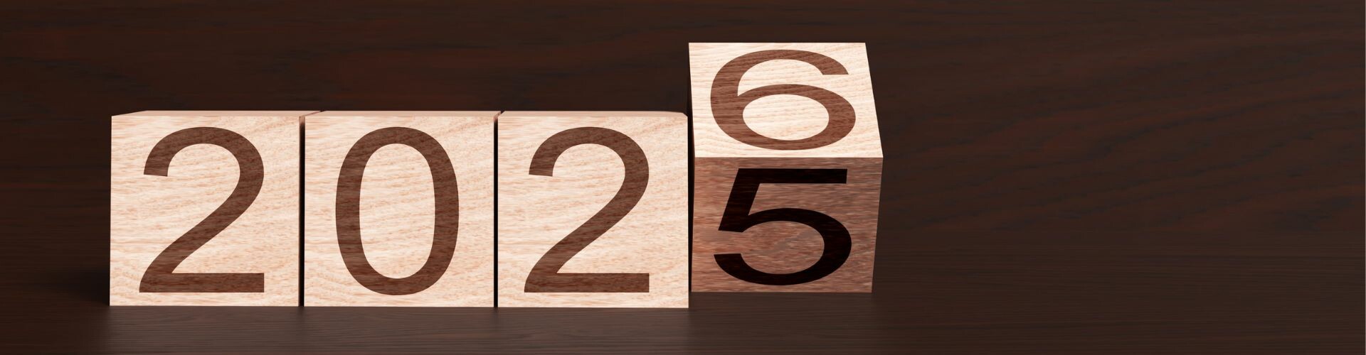 Zahlenw&uuml;rfel auf braunem Hintergrund zeigen 202, der letzte W&uuml;rfel kippt von 5 auf 6