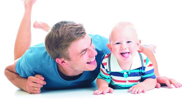 © Ksana Kuzmina, Fotolia Pap mit Baby am Boden liegend © Ksana Kuzmina, Fotolia
