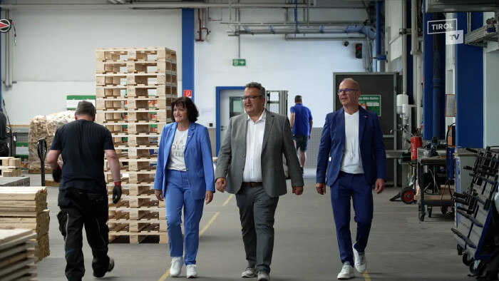 AK Vizepr&auml;sidentin Andrea Ager und AK Vorstand Thomas Lintner bei der Betriebsbesichtigung der Gesch&uuml;tzten Werkst&auml;tte Tirol mit Gesch&auml;ftsf&uuml;hrer Klaus Mair