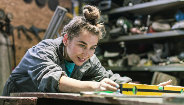 Junge Arbeitnehmerin in der Werkstatt