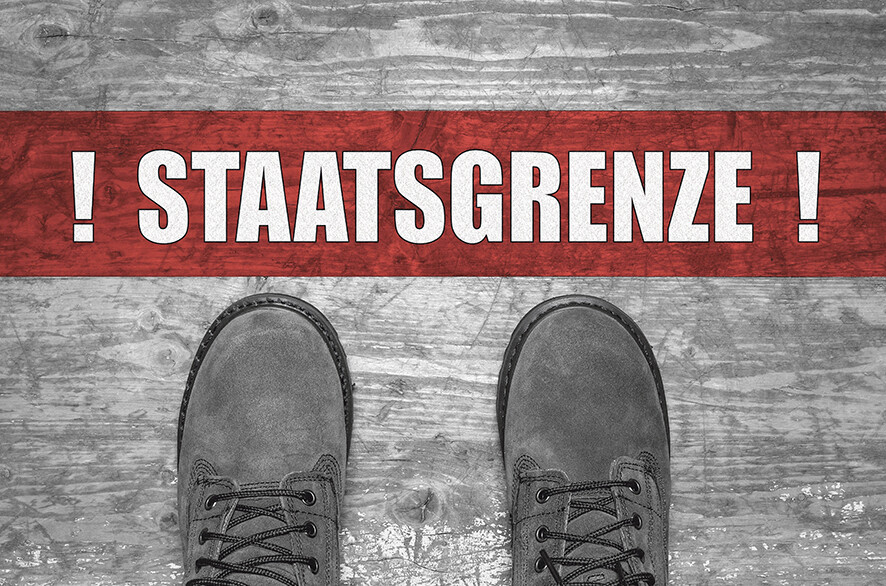 F&uuml;&szlig;e auf Asphalt und das Wort Staatsgrenze!
