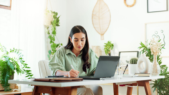 © HockleyM4/peopleimages.com, stock.adobe.com Frau vor Laptop